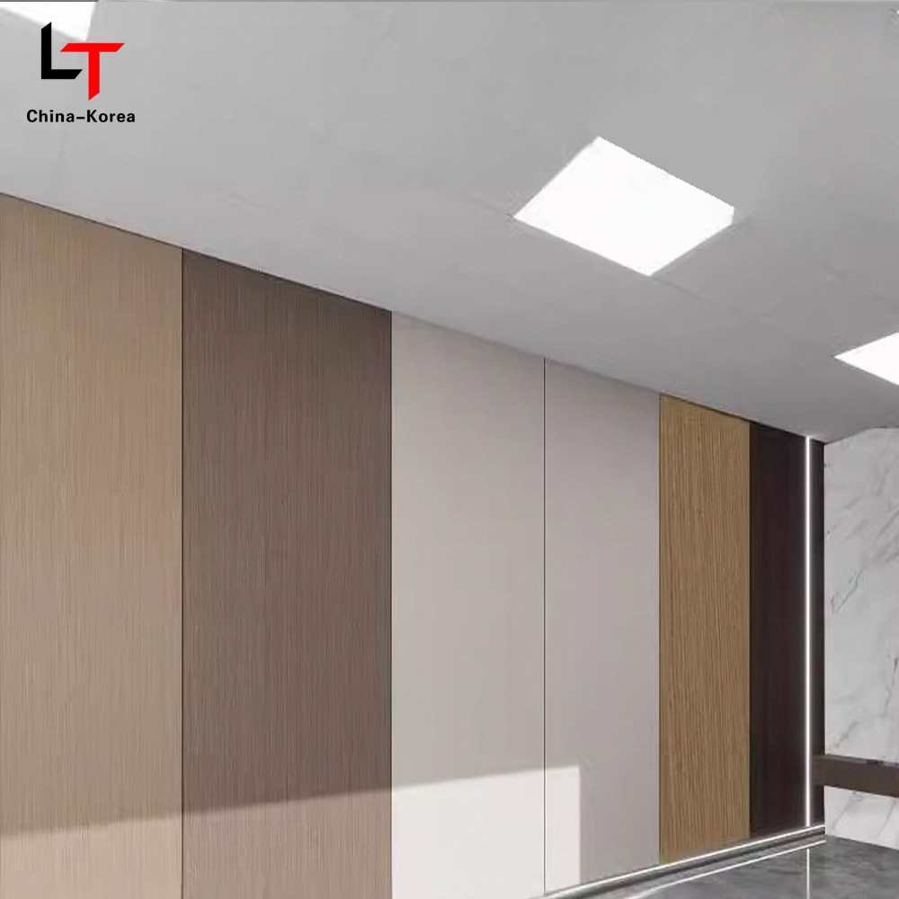 Painéis de parede decorativos de grãos de folheado de madeira de PVC ecológico de 1220 × 2440 mm para revestimento de parede interna à prova d'água, resistente a arranhões, fácil de instalar