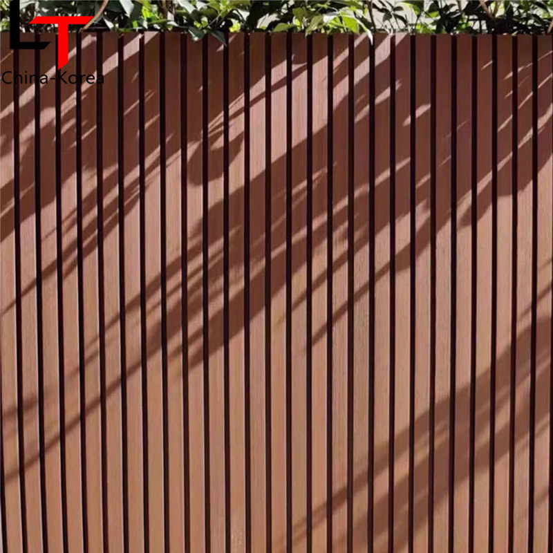 Textura de madeira e padrão preto Revestimento de parede exterior de ripas Revestimento decorativo externo de casa Wpc Painéis de parede externos canelados